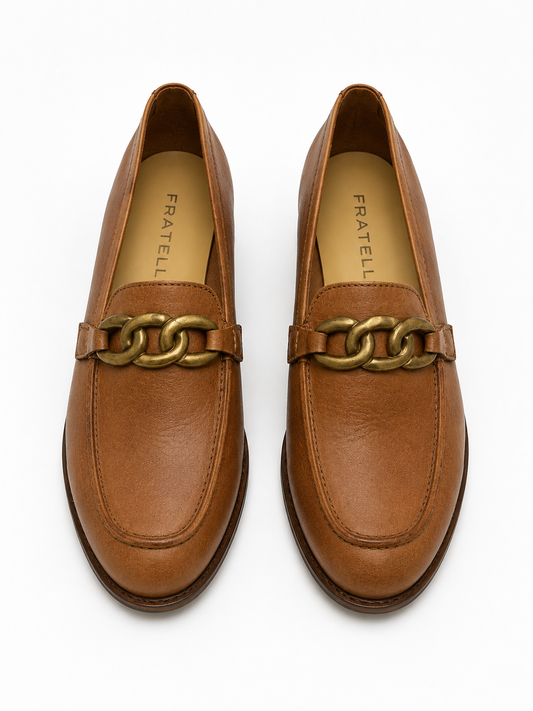 Mocasines de cuero camel con cadena dorada
